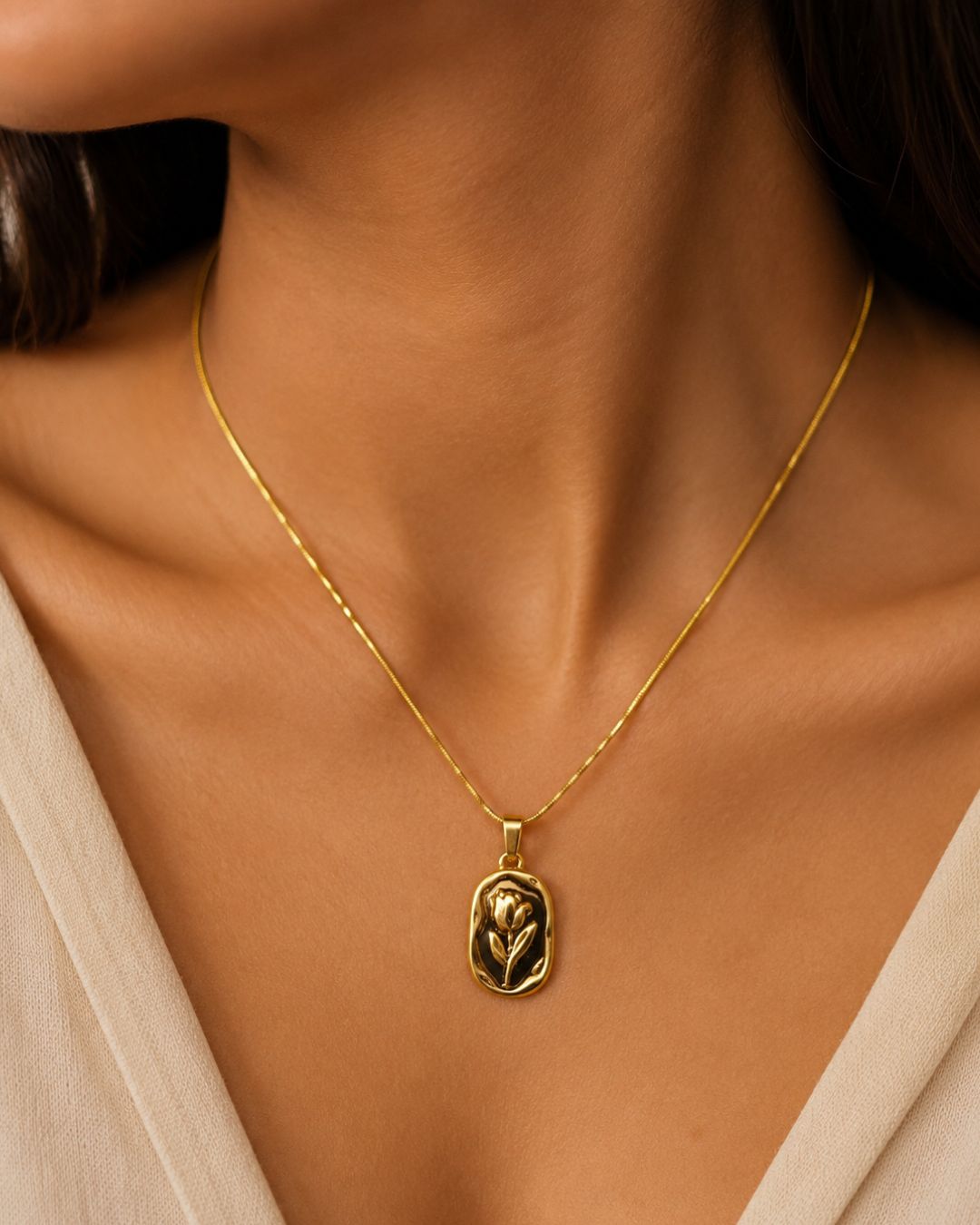 Gold-Plated Vintage  Oval Medallion Pendant  Necklace