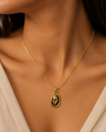 Gold-Plated Vintage  Oval Medallion Pendant  Necklace