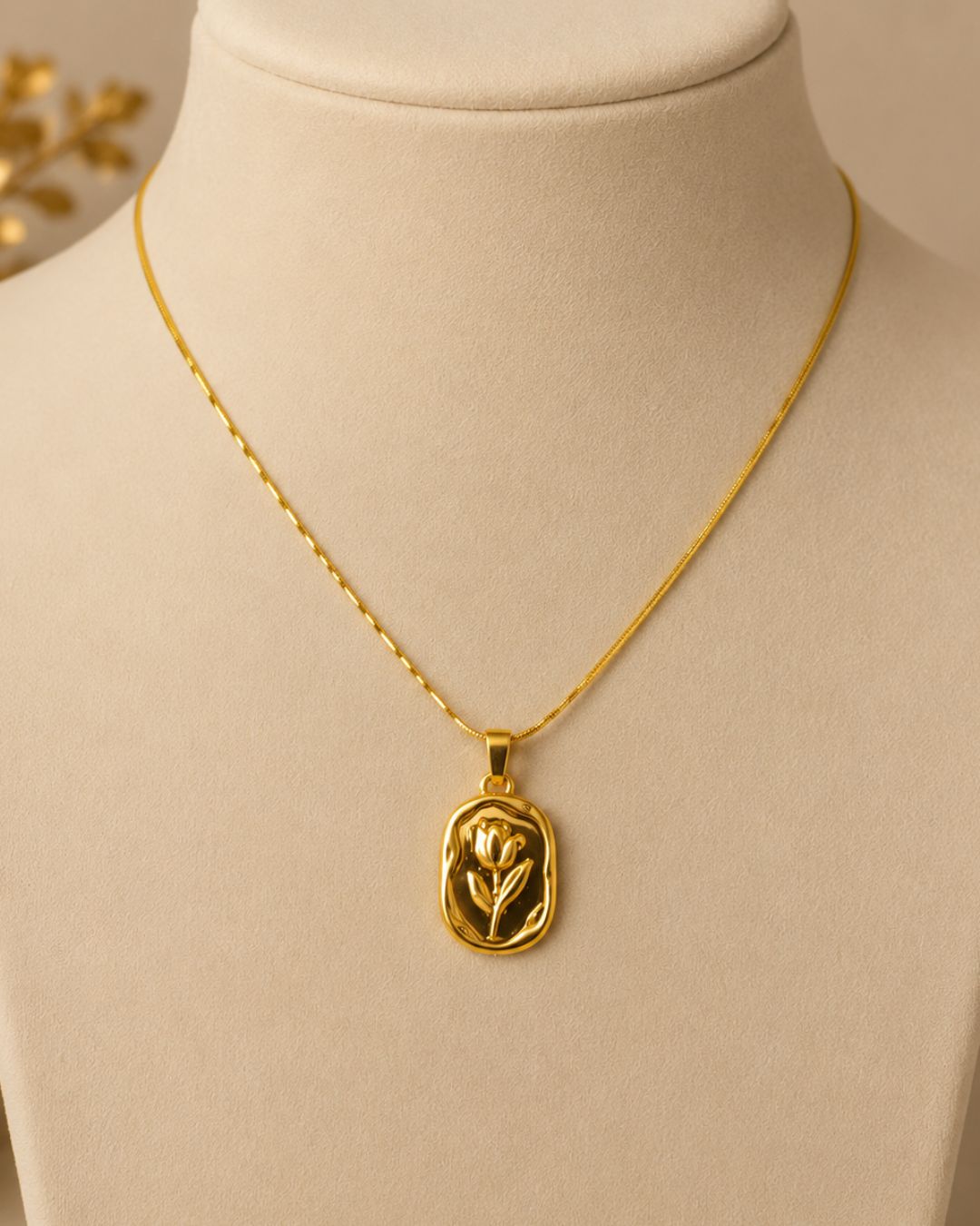 Gold-Plated Vintage  Oval Medallion Pendant  Necklace